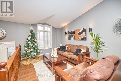 82 Macturnbull Drive, St. Catharines (462 - Rykert/Vansickle), ON - Indoor Photo Showing Living Room