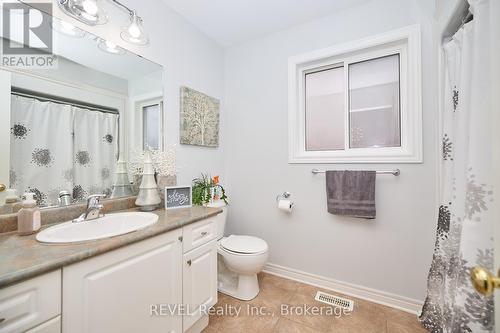 82 Macturnbull Drive, St. Catharines (462 - Rykert/Vansickle), ON - Indoor Photo Showing Bathroom