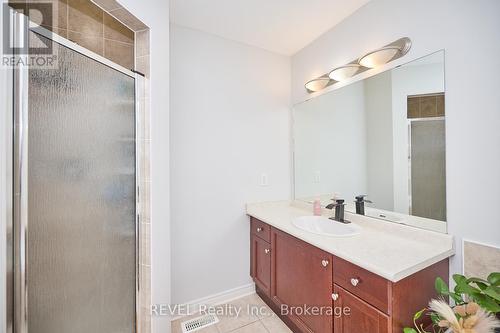 82 Macturnbull Drive, St. Catharines (462 - Rykert/Vansickle), ON - Indoor Photo Showing Bathroom