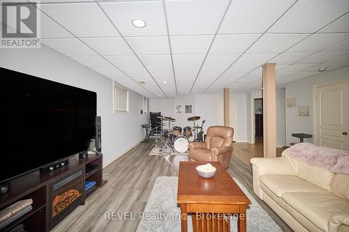 82 Macturnbull Drive, St. Catharines (462 - Rykert/Vansickle), ON - Indoor Photo Showing Living Room