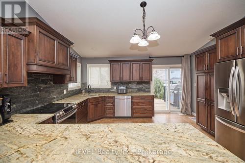 82 Macturnbull Drive, St. Catharines (462 - Rykert/Vansickle), ON - Indoor Photo Showing Kitchen