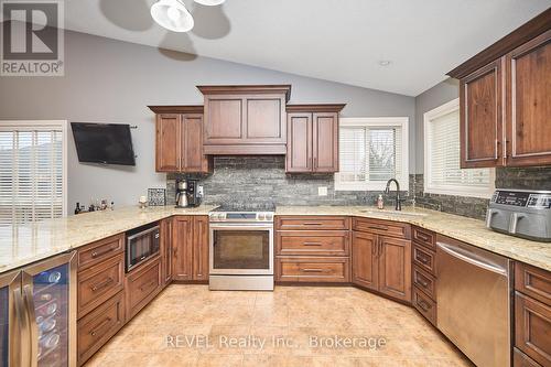 82 Macturnbull Drive, St. Catharines (462 - Rykert/Vansickle), ON - Indoor Photo Showing Kitchen