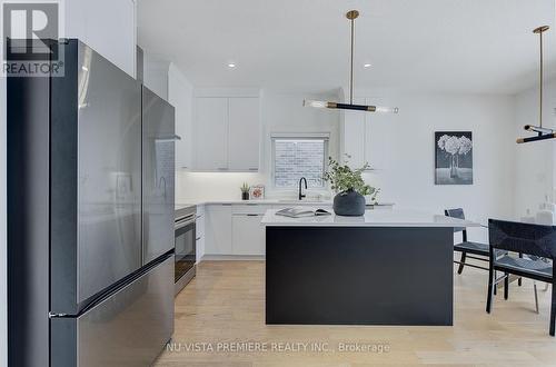 2284 Saddlerock Avenue, London, ON - Indoor Photo Showing Kitchen With Upgraded Kitchen