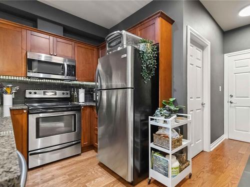 306-866 Goldstream Ave, Langford, BC - Indoor Photo Showing Kitchen