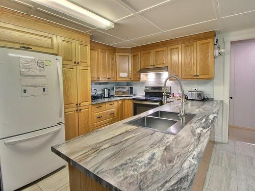 Cuisine - 321Z 2E Avenue E., Amos, QC - Indoor Photo Showing Kitchen With Double Sink