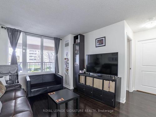 211-27 Rean Dr, Toronto, ON - Indoor Photo Showing Living Room