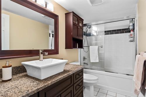 6-137 Mcgill Road, Kamloops, BC - Indoor Photo Showing Bathroom