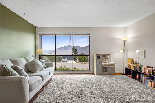 6-137 Mcgill Road, Kamloops, BC - Indoor Photo Showing Living Room