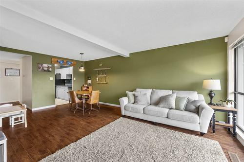 6-137 Mcgill Road, Kamloops, BC - Indoor Photo Showing Living Room