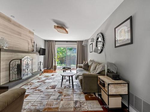 18 Esposito Crt, Toronto, ON - Indoor Photo Showing Living Room