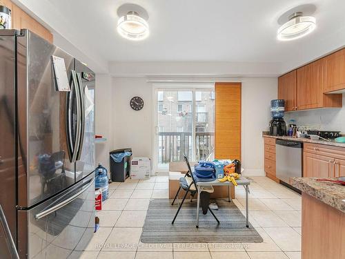 7127 Fairmeadow Cres, Mississauga, ON - Indoor Photo Showing Kitchen