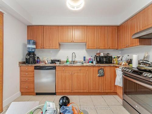 7127 Fairmeadow Cres, Mississauga, ON - Indoor Photo Showing Kitchen With Double Sink