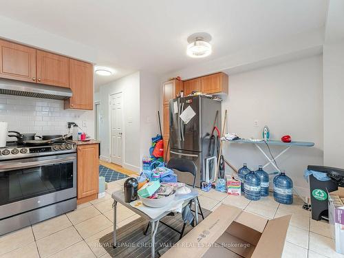 7127 Fairmeadow Cres, Mississauga, ON - Indoor Photo Showing Kitchen