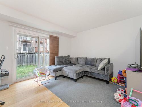 7127 Fairmeadow Cres, Mississauga, ON - Indoor Photo Showing Living Room