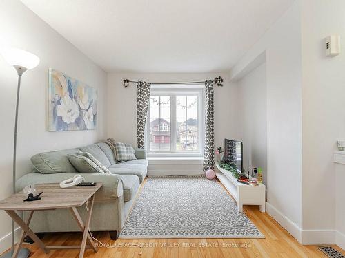 7127 Fairmeadow Cres, Mississauga, ON - Indoor Photo Showing Living Room