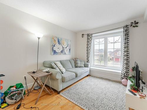 7127 Fairmeadow Cres, Mississauga, ON - Indoor Photo Showing Living Room