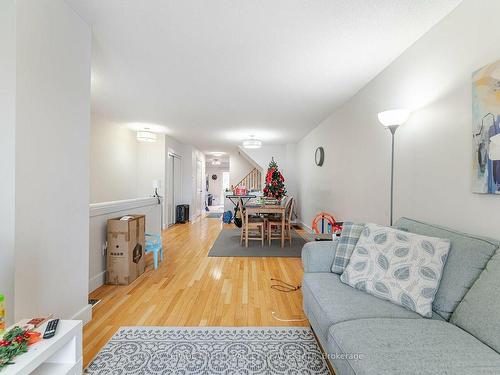 7127 Fairmeadow Cres, Mississauga, ON - Indoor Photo Showing Living Room