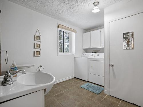 Powder room - 2697 Route 323 N., Amherst, QC - Indoor Photo Showing Laundry Room