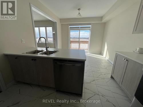 219 Vanilla Trail, Thorold (560 - Rolling Meadows), ON - Indoor Photo Showing Kitchen With Double Sink