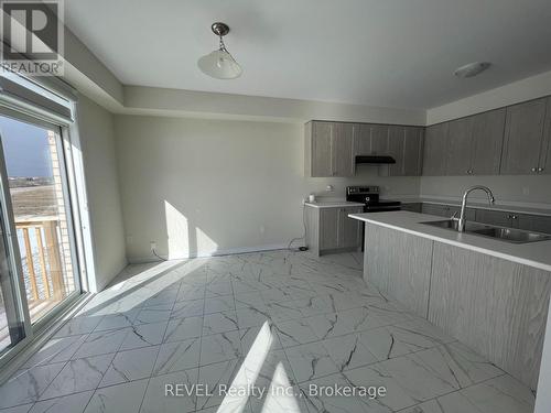 219 Vanilla Trail, Thorold (560 - Rolling Meadows), ON - Indoor Photo Showing Kitchen With Double Sink