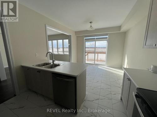 219 Vanilla Trail, Thorold (560 - Rolling Meadows), ON - Indoor Photo Showing Kitchen With Double Sink