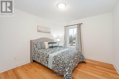 2093 Primate Road, Mississauga, ON - Indoor Photo Showing Bedroom