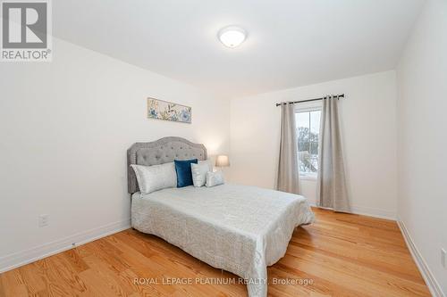 2093 Primate Road, Mississauga, ON - Indoor Photo Showing Bedroom