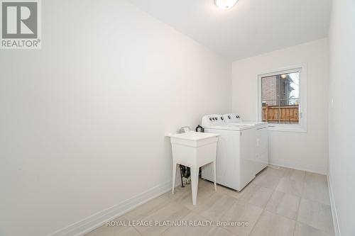 2093 Primate Road, Mississauga, ON - Indoor Photo Showing Laundry Room