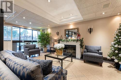 1206 - 1300 Mississauga Valley Boulevard, Mississauga, ON - Indoor Photo Showing Living Room