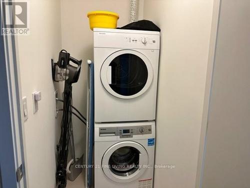 6202 - 1 Bloor Street E, Toronto, ON - Indoor Photo Showing Laundry Room