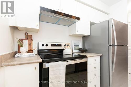 404 - 1733 Queen Street E, Toronto, ON - Indoor Photo Showing Kitchen