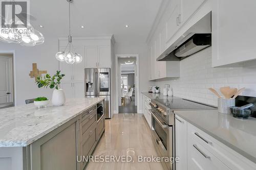 19 Painted Pony Trail, Vaughan, ON - Indoor Photo Showing Kitchen With Upgraded Kitchen