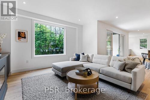 2084 Tolman Road, Mississauga, ON - Indoor Photo Showing Living Room