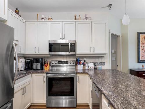 301-6310 Mcrobb Ave, Nanaimo, BC - Indoor Photo Showing Kitchen