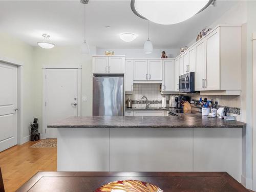 301-6310 Mcrobb Ave, Nanaimo, BC - Indoor Photo Showing Kitchen With Upgraded Kitchen