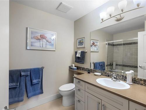 301-6310 Mcrobb Ave, Nanaimo, BC - Indoor Photo Showing Bathroom