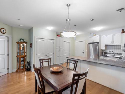 301-6310 Mcrobb Ave, Nanaimo, BC - Indoor Photo Showing Dining Room