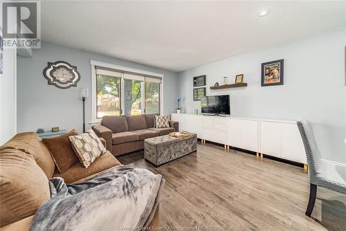 3730 Wildwood, Windsor, ON - Indoor Photo Showing Living Room