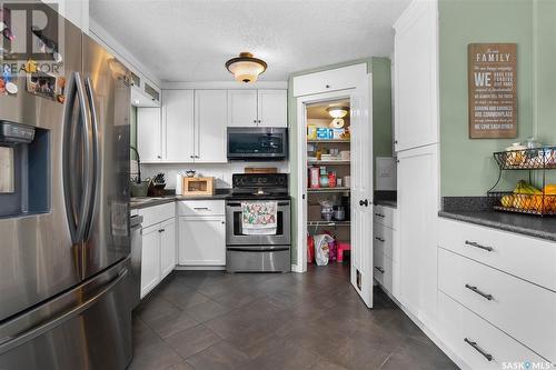 522 Candle Way, Saskatoon, SK - Indoor Photo Showing Kitchen