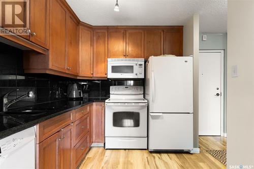 302 3520 Hillsdale Street, Regina, SK - Indoor Photo Showing Kitchen