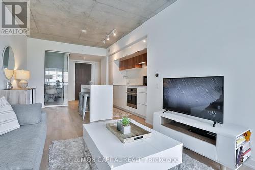 406 - 185 Roehampton Avenue, Toronto, ON - Indoor Photo Showing Living Room