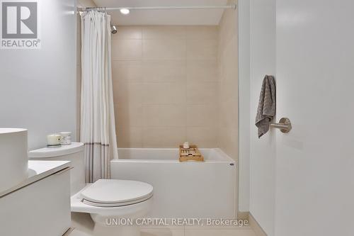 406 - 185 Roehampton Avenue, Toronto, ON - Indoor Photo Showing Bathroom