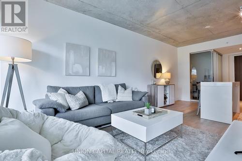 406 - 185 Roehampton Avenue, Toronto, ON - Indoor Photo Showing Living Room