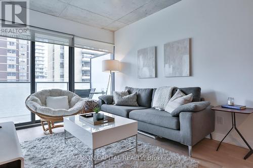 406 - 185 Roehampton Avenue, Toronto, ON - Indoor Photo Showing Living Room