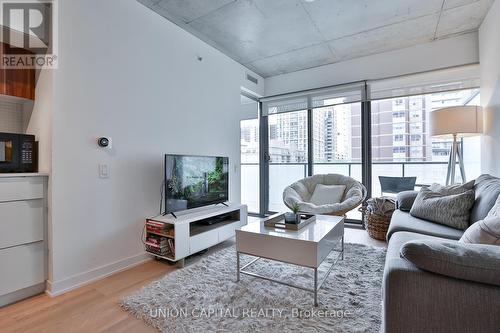 406 - 185 Roehampton Avenue, Toronto, ON - Indoor Photo Showing Living Room