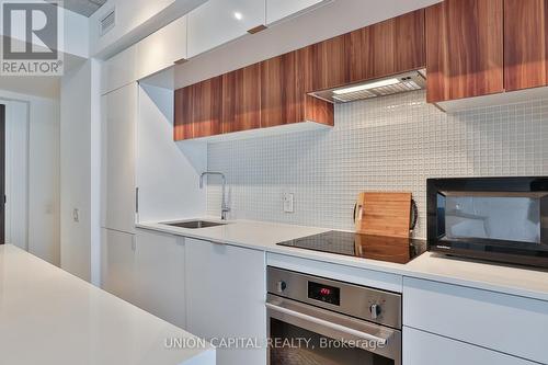 406 - 185 Roehampton Avenue, Toronto, ON - Indoor Photo Showing Kitchen