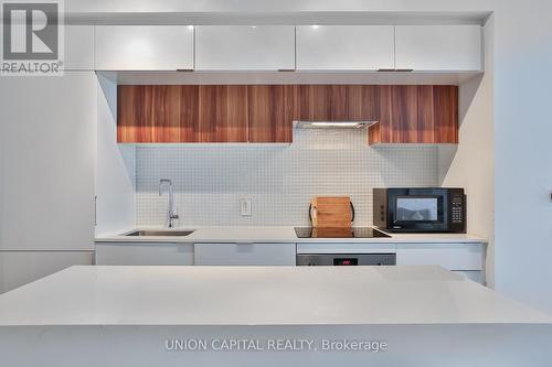 406 - 185 Roehampton Avenue, Toronto, ON - Indoor Photo Showing Kitchen