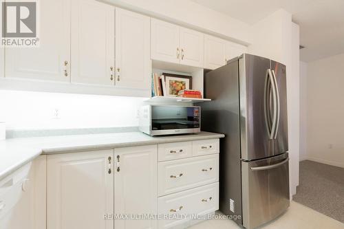 402 - 1387 Bayview Avenue, Toronto, ON - Indoor Photo Showing Kitchen