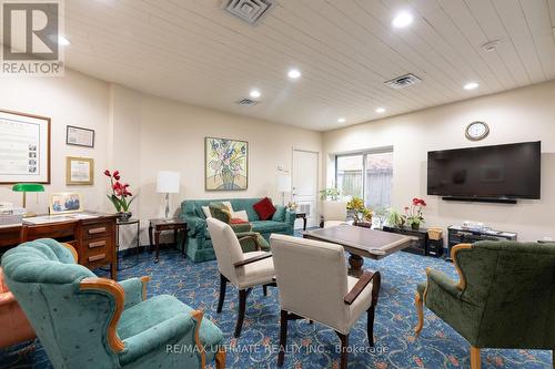 402 - 1387 Bayview Avenue, Toronto, ON - Indoor Photo Showing Living Room