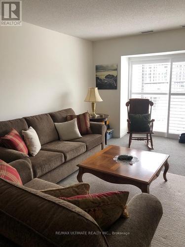 402 - 1387 Bayview Avenue, Toronto, ON - Indoor Photo Showing Living Room